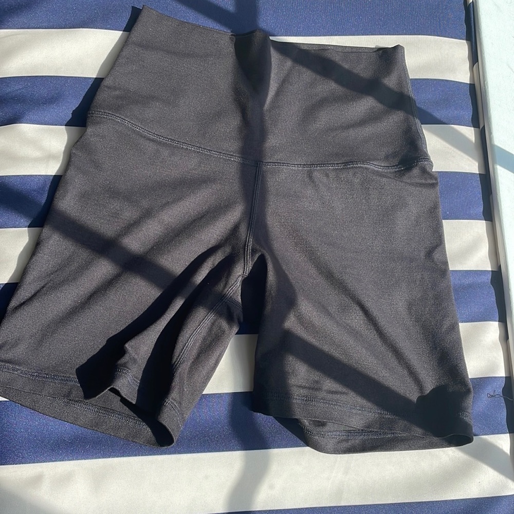 Set Active bike shorts in SMALL